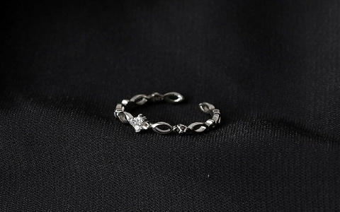 Pierścionek Cienki Srebrny Regulowany 925 Kryształki Diamentowe Ornament